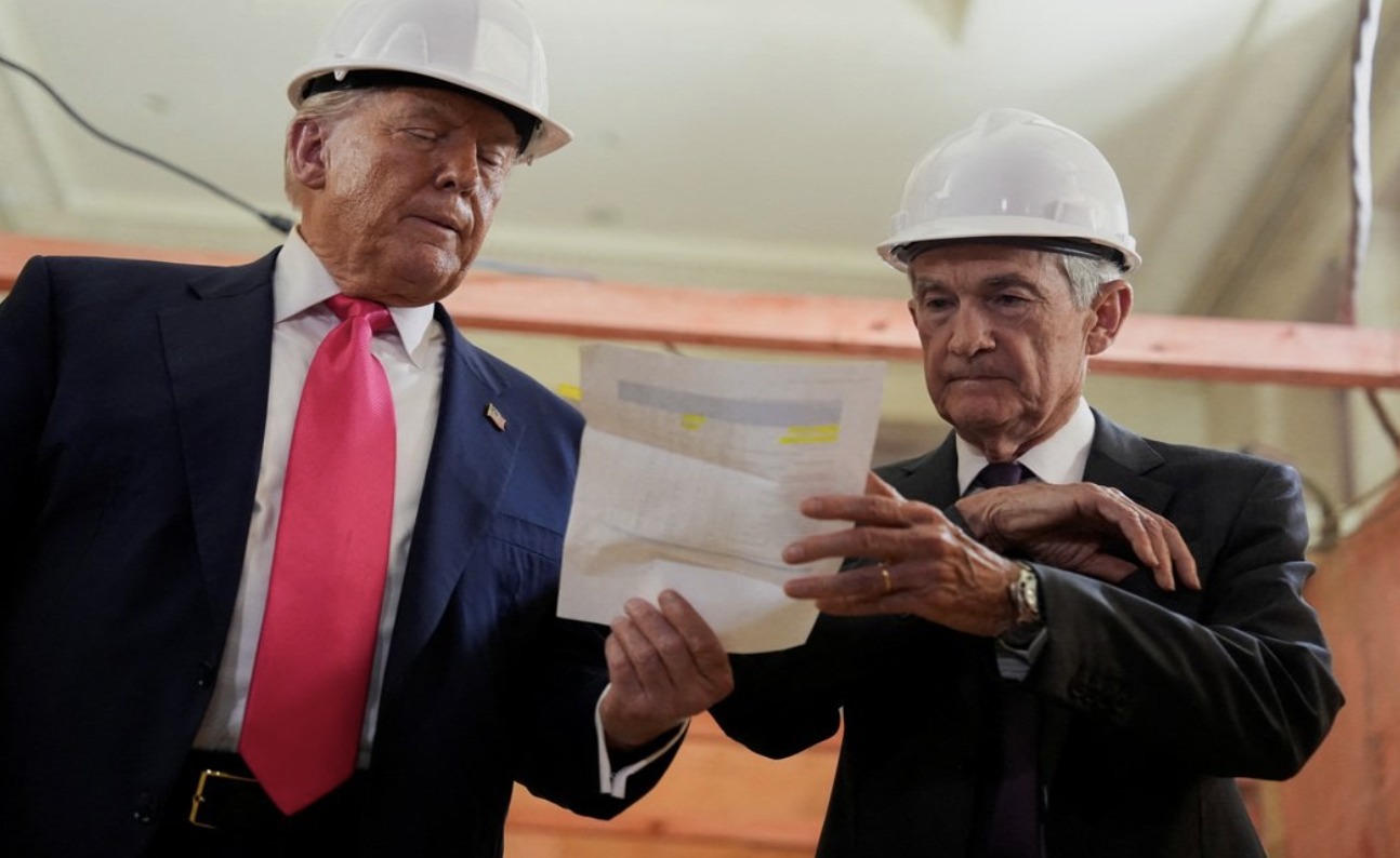 【特朗普(左)视察美联储翻修工程，美联储主席鲍威尔(右)陪同在侧  来源：Returns】